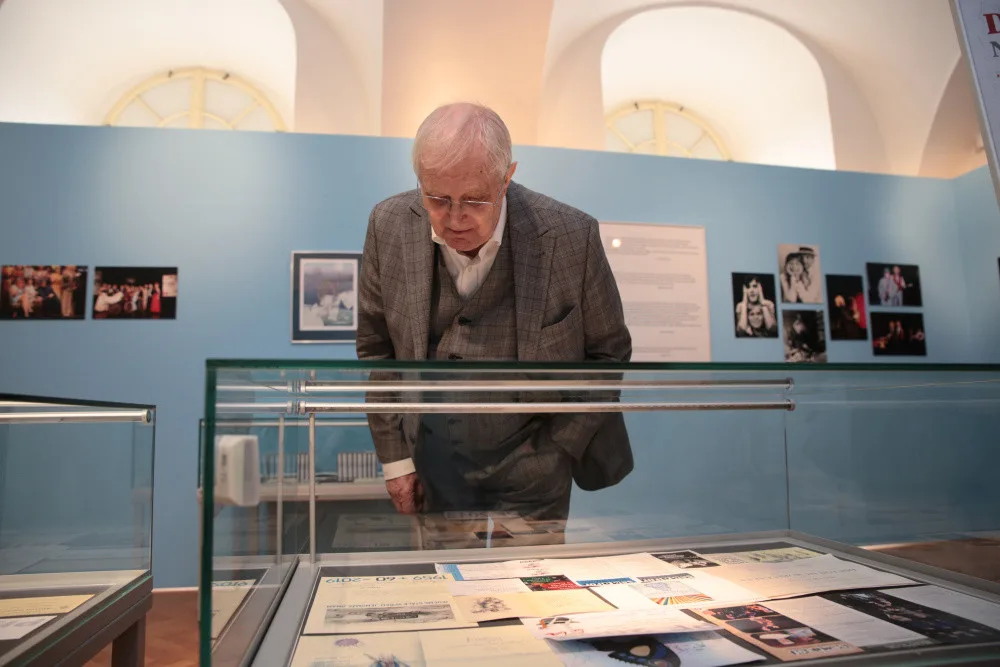 Všestranný umělec Jiří Suchý má v Olomouci k životnímu jubileu výstavu fotografií, maleb a sběratelských předmětů