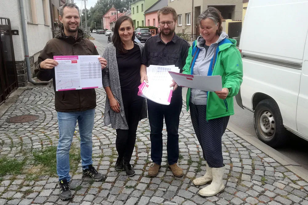 Dobrovolníci v Chomoutově navštěvují občany u průtahu obcí s anketou a pozváním na veřejné projednávání změny rušného úseku