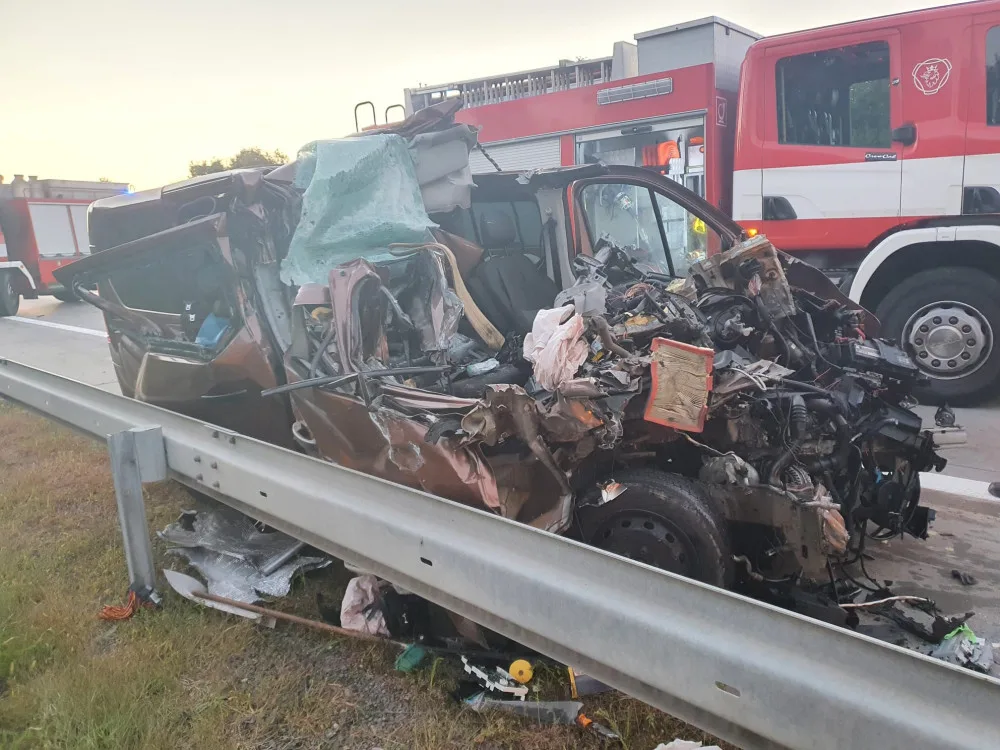 Na D35 u Velké Bystřice hasiči vyprošťovali řidiče dodávky zaklíněné v návěsu kamionu