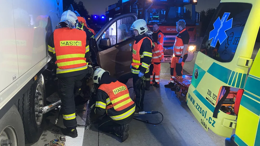 Na D35 u Velké Bystřice hasiči vyprošťovali řidiče dodávky zaklíněné v návěsu kamionu