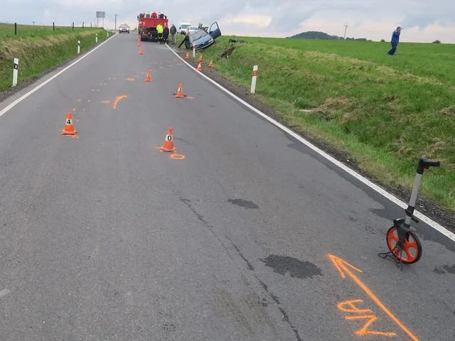 Čerstvá řidička u Supíkovic převrátila auto do příkopu poté, co nezvládla předjíždění