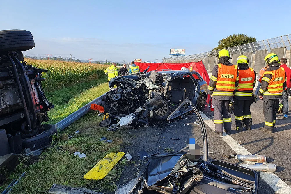 Ranní nehoda kamionu a osobního auta v Prostějově měla tragické následky. Jeden člověk zemřel, tři další se zranili