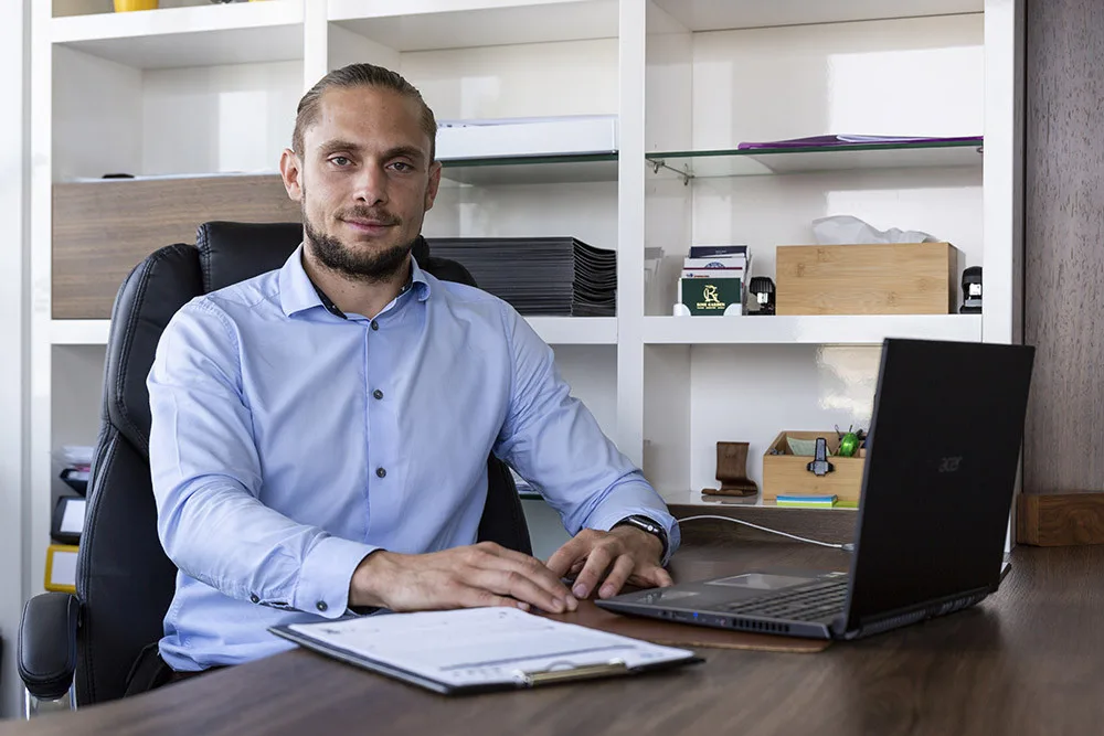 Realitní makléř Adam Šimoník ze společnosti Vojta Reality