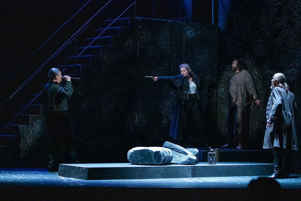 Beethovenova opera vypráví Příběh odvážné Leonory, která se v přestrojení za žalářníka Fidelia pouští do boje se zlem, aby zachránila svého neprávem vězněného manžela Florestana