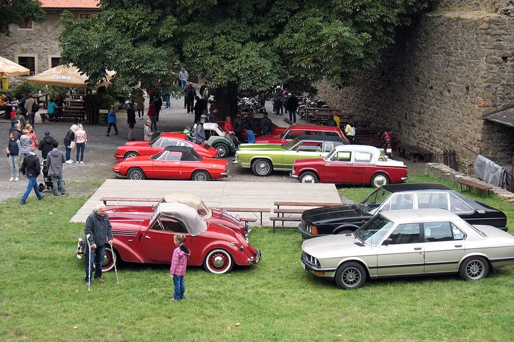 Na zříceninu středověkého hradu zavítají v neděli desítky historických automobilů a motorek