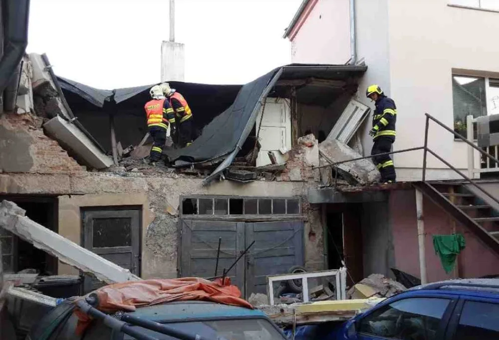 Hasiči v sobotu odpoledne zasahovali u poničeného domu v Litovli. Příčinou měl být podle prvotních zjištění výbuch plynu