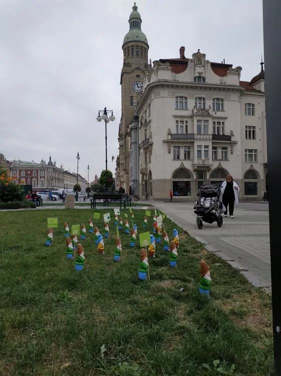 V centru Prostějova budili pozornost trpaslíci. Zelení zde zorganizovali happening