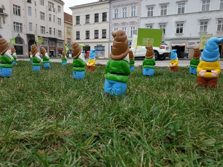 V centru Prostějova budili pozornost trpaslíci. Zelení zde zorganizovali happening
