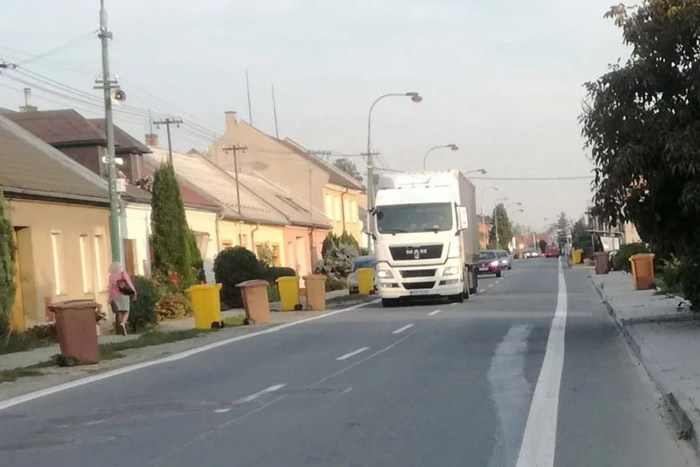 Obyvatelé Chomoutova se u hlavní silnice necítí bezpečně, hlavní námitky směřují také proti kamionové dopravě