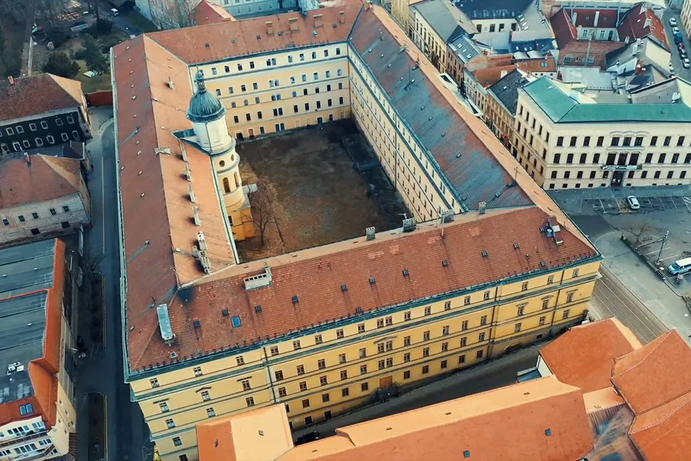 Rozlehlý historický objekt Hanáckých kasáren půjde znovu do aukce za 262 milionů korun