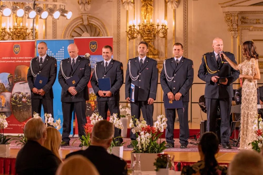 Na slavnostním ceremoniálu v Praze převzali hasiči z Olomouckého kraje ocenění v kategorii Kolektiv roku