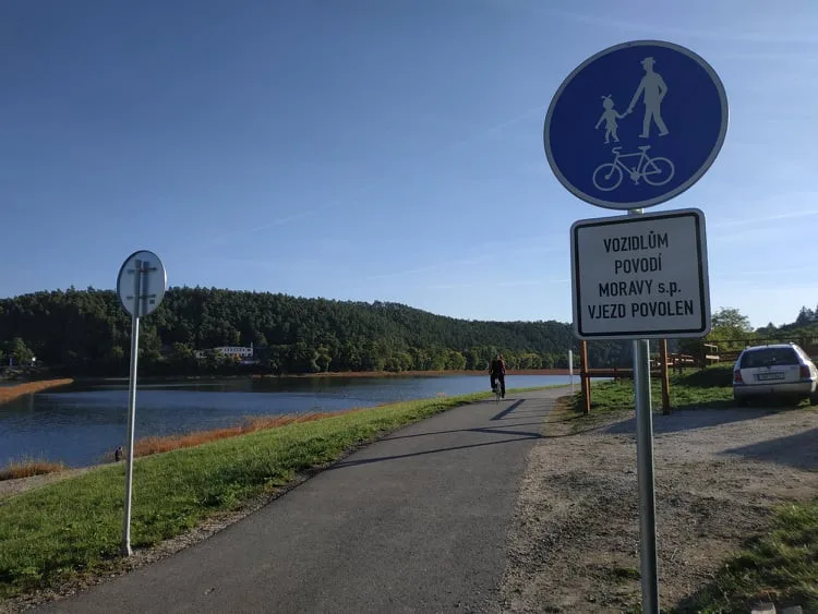 Dlouho očekávaná cyklostezka okolo Plumlovské přehrady je otevřená. Přišla na 31 milionů