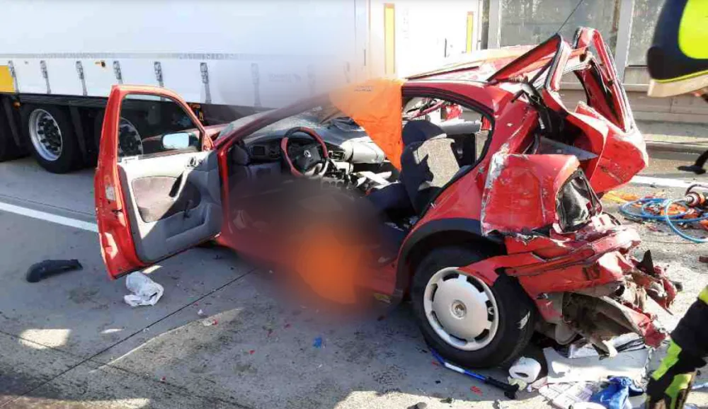Nehoda tří automobilů uzavřela obchvat Olomouce. Hasiči museli vyprostit dva lidi