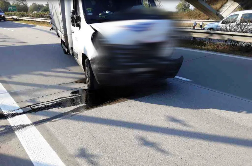 Nehoda tří automobilů uzavřela obchvat Olomouce. Hasiči museli vyprostit dva lidi