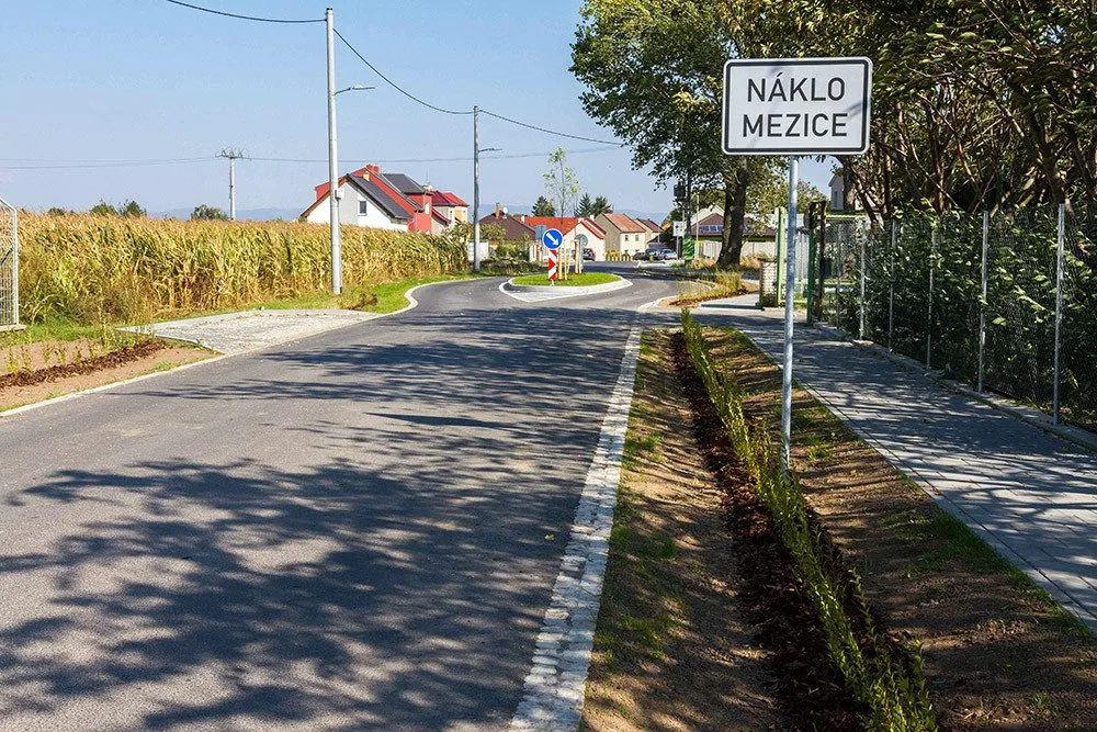 Před několika dny skončila uzavírka v obci Mezice nedaleko Litovle, oprava místní komunikace vyšla na 30 milionů korun