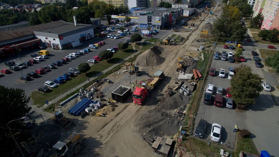 Stavba tramvajové trati na Nové Sady uzavře další ulice. U supermarketu vznikne provizorní parkoviště