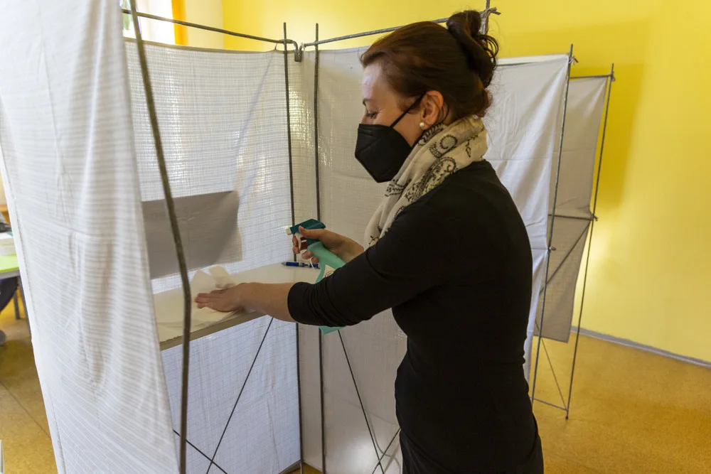 VOLBY 2021: O volby je letos mimořádný zájem. V některých okrscích až dvojnásobný