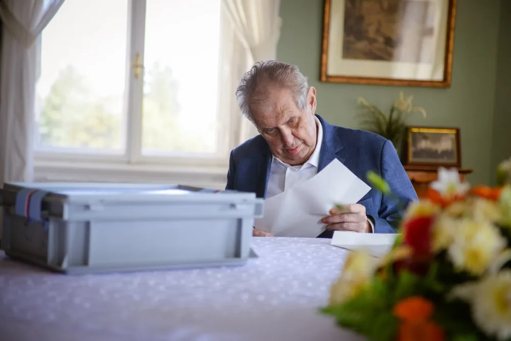 Prezidenta Miloše Zemana odvezla v neděli sanitka do nemocnice
