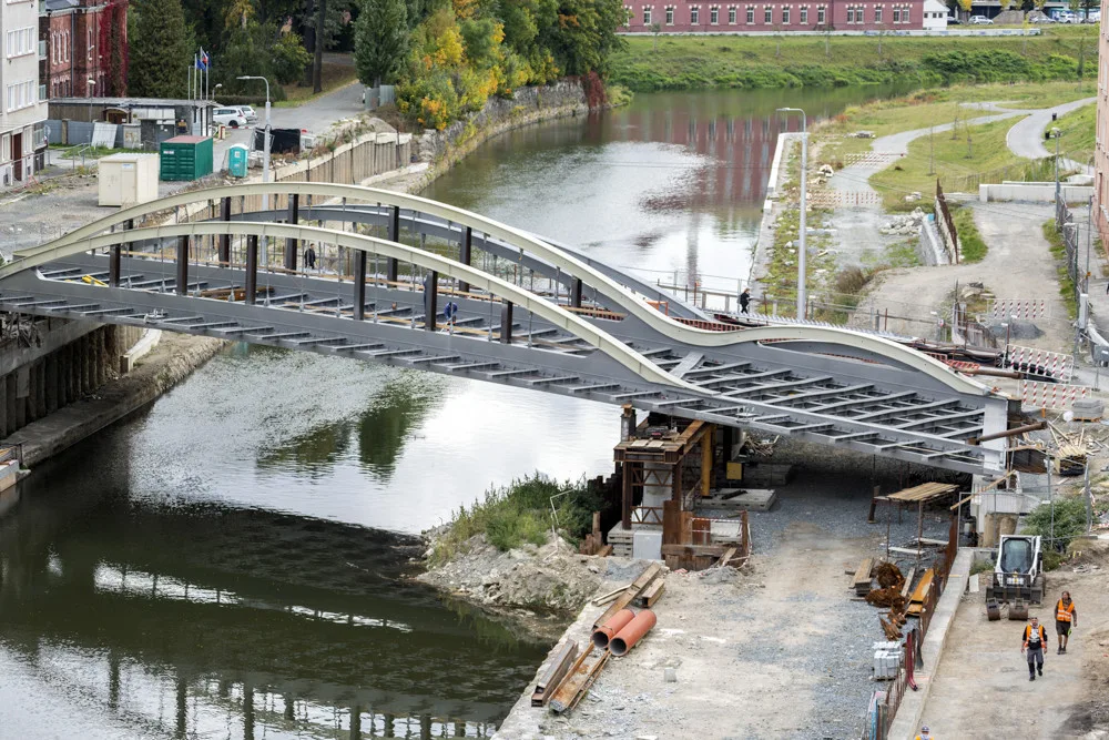 290 tun vážící konstrukce mostu doputovala po šesti dnech na místo určení