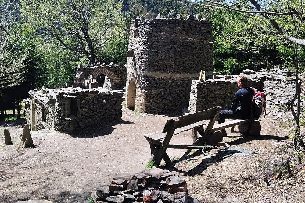 Hrádek Špacírštejn vybudoval Zdeněk Procházka u Lipové na Prostějovsku takzvanou suchou metodou. Maltu použil jen pro zpevnění nosných částí stavby