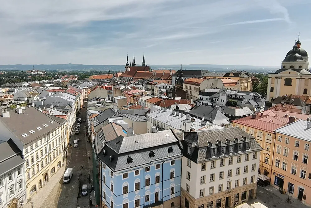 Ulice Ostružnická (nalevo) bude nově sloužit autům opouštějícím Horní náměstí. Ztracená (napravo) bude určena pro příjezd do centra