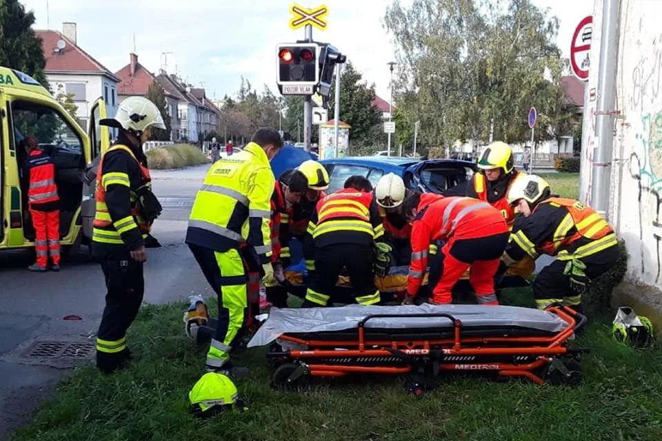 Na přejezdu v Prostějove se srazil vlak s autem. Dva lidé byli zranění