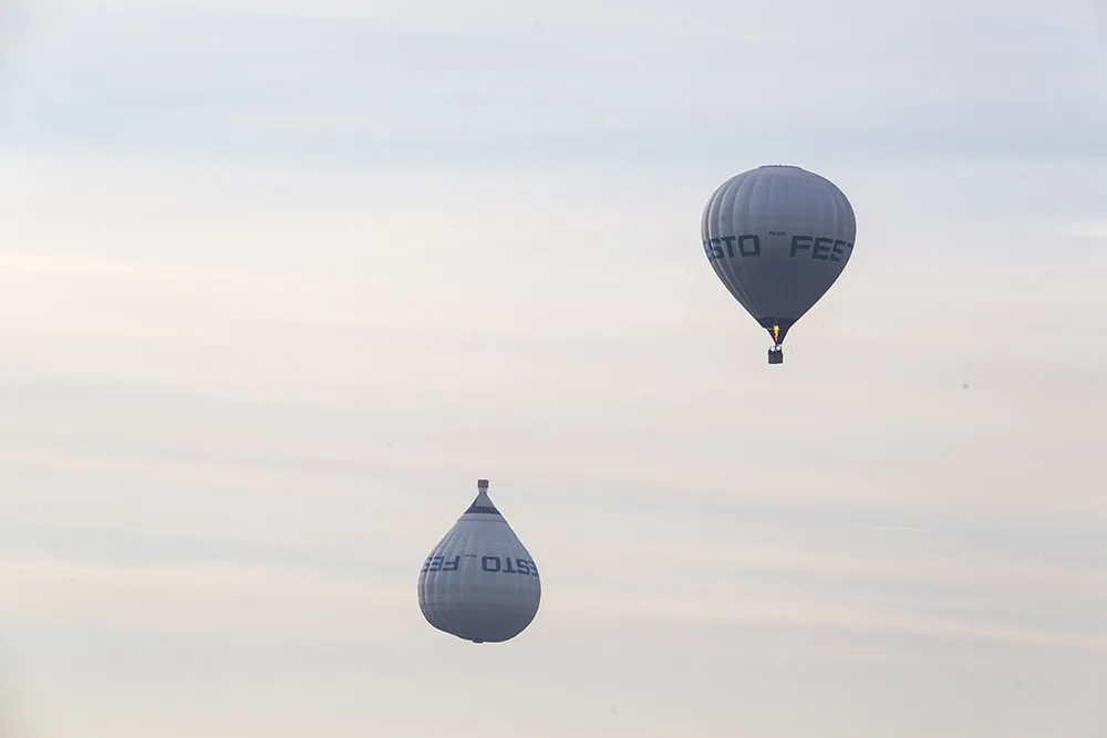 Obrácený balon zaujal obyvatele Olomouce, jedná se o propagační aktivitu německé průmyslové firmy