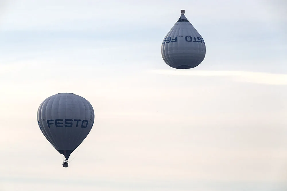Obrácený balon zaujal obyvatele Olomouce, jedná se o propagační aktivitu německé průmyslové firmy