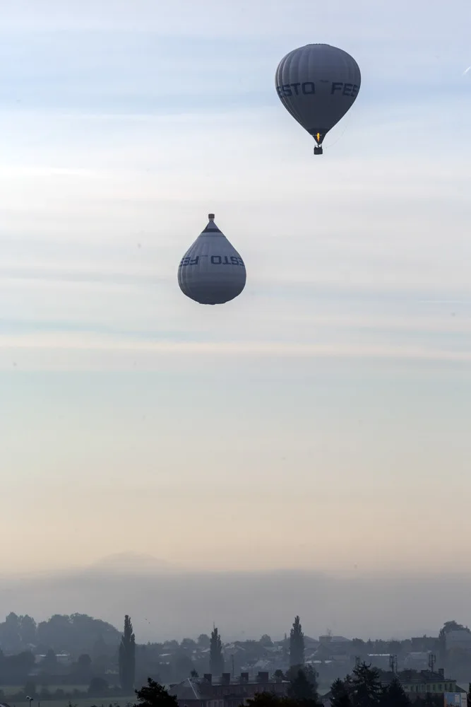 Obrácený balon zaujal obyvatele Olomouce, jedná se o propagační aktivitu německé průmyslové firmy