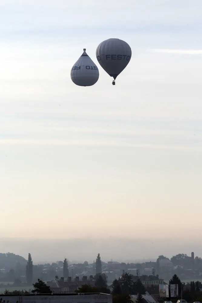 Obrácený balon zaujal obyvatele Olomouce, jedná se o propagační aktivitu německé průmyslové firmy