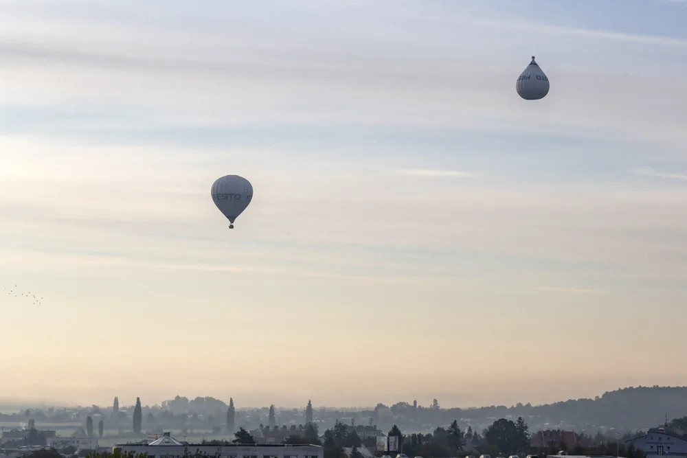 Obrácený balon zaujal obyvatele Olomouce, jedná se o propagační aktivitu německé průmyslové firmy