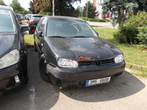 Prostějov zveřejnil fotky autovraků a hledá jejich majitele. Jinak auta odtáhne a bude chtít úhradu