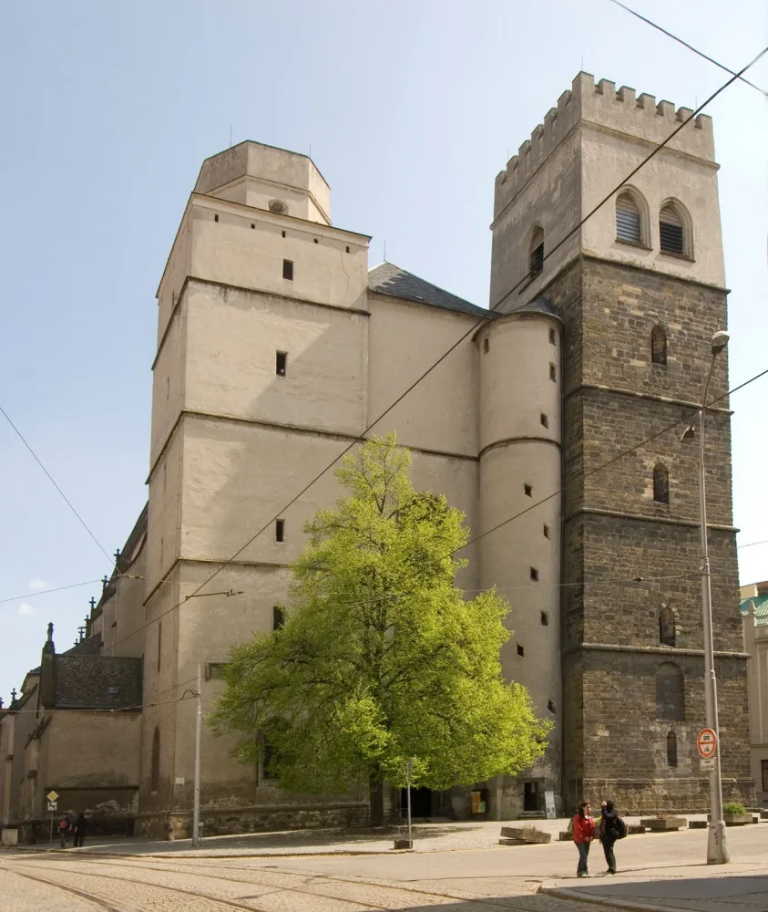 Věž kostela sv. Mořice v Olomouci je mladší, než se myslelo. Ukazuje to nález náhrobku