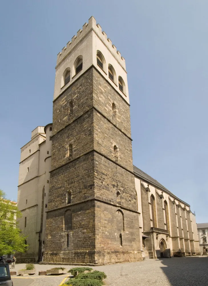 Věž kostela sv. Mořice v Olomouci je mladší, než se myslelo. Ukazuje to nález náhrobku