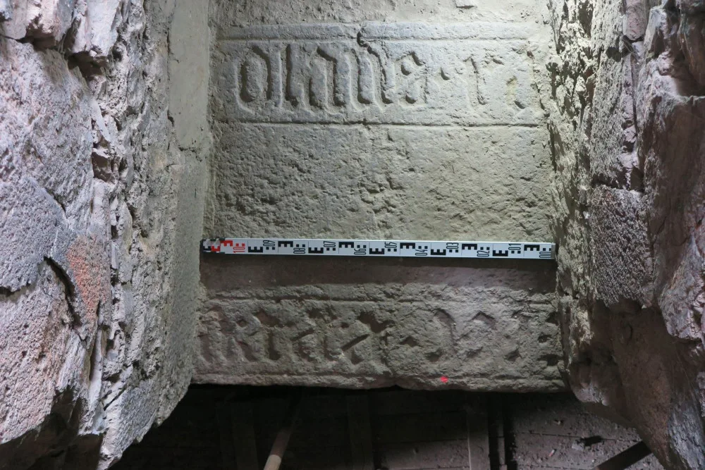 Věž kostela sv. Mořice v Olomouci je mladší, než se myslelo. Ukazuje to nález náhrobku