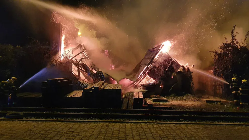 Požár dřevěné stavby v areálu železniční stanice Přerov se rychle rozšířil a zničil celou budovu