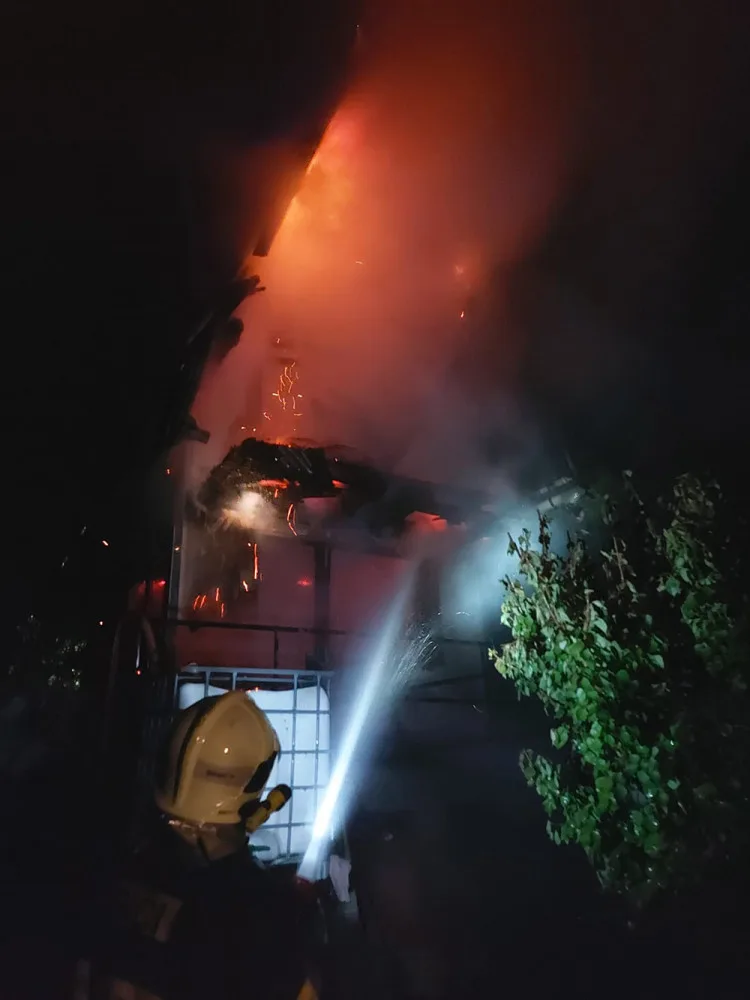 Požár chaty v Lipníku nad Bečvou řešily v noci čtyři jednotky hasičů