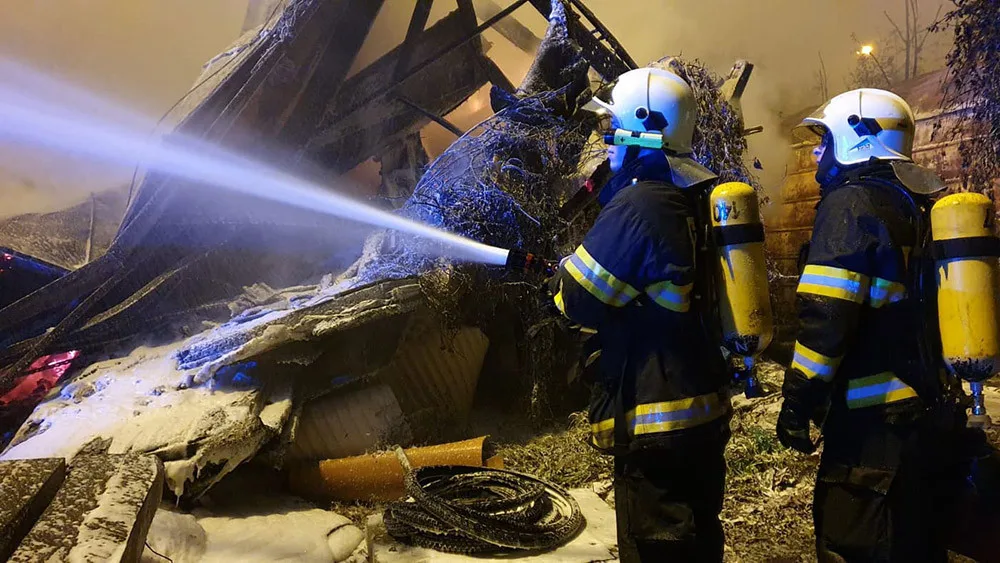 Požár dřevěné stavby v areálu železniční stanice Přerov se rychle rozšířil a zničil celou budovu