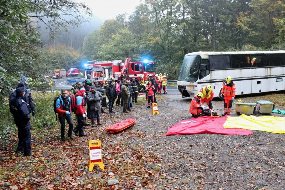 Záchranáři na Červenohorském sedle vyprošťovali školáky z autobusu. Naštěstí jen v rámci cvičení
