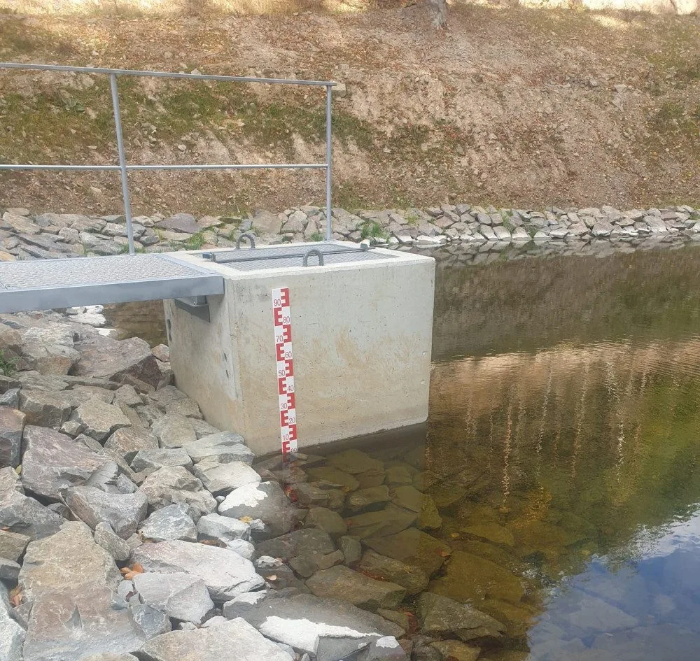 Vodoměrnou lať z nově vybudované nádrže u Stražiska někdo ukradl už za den