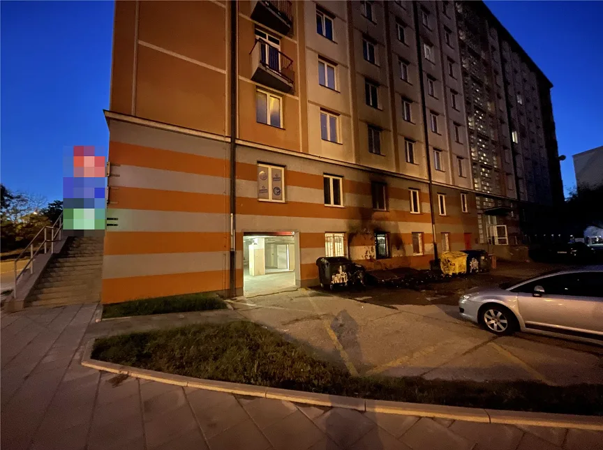 Požár kontejnerů poškodil o víkendu Hotelový dům v Olomouci. Škody jdou do desítek tisíc