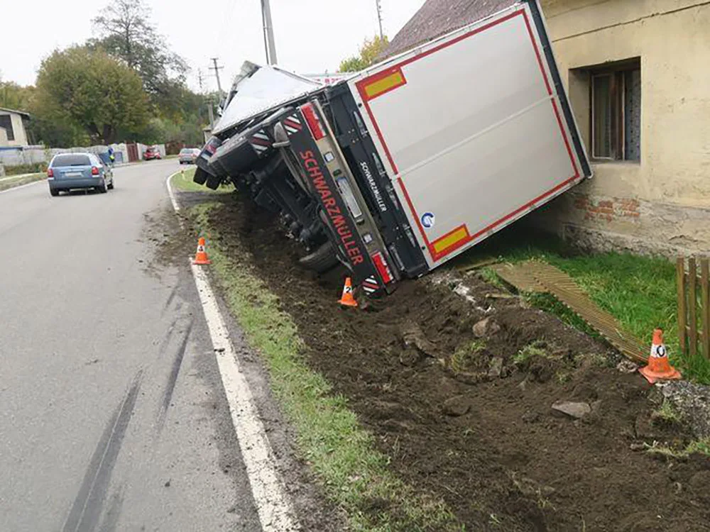 Nehoda nákladního automobilu v Širokém Brodě na Jesenicku