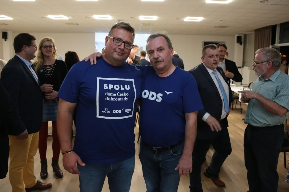 Nově zvolený poslanec a náměstek olomouckého primátora Martin Major (nalevo), vedle něj stranický kolega z ODS Dalibor Horák