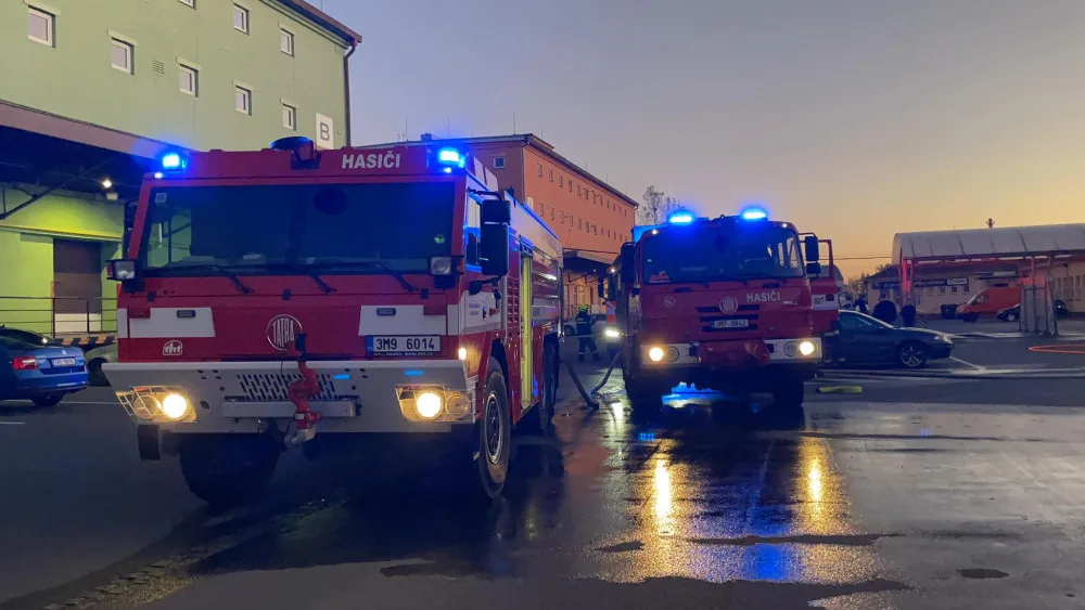 V Olomouci hoří autoservis v Holické ulici. Jeden z pracovníků má popálenou ruku