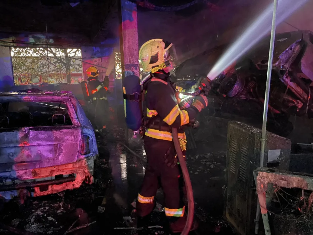 V Olomouci hoří autoservis v Holické ulici. Jeden z pracovníků má popálenou ruku