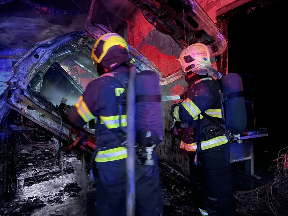 V Olomouci hoří autoservis v Holické ulici. Jeden z pracovníků má popálenou ruku