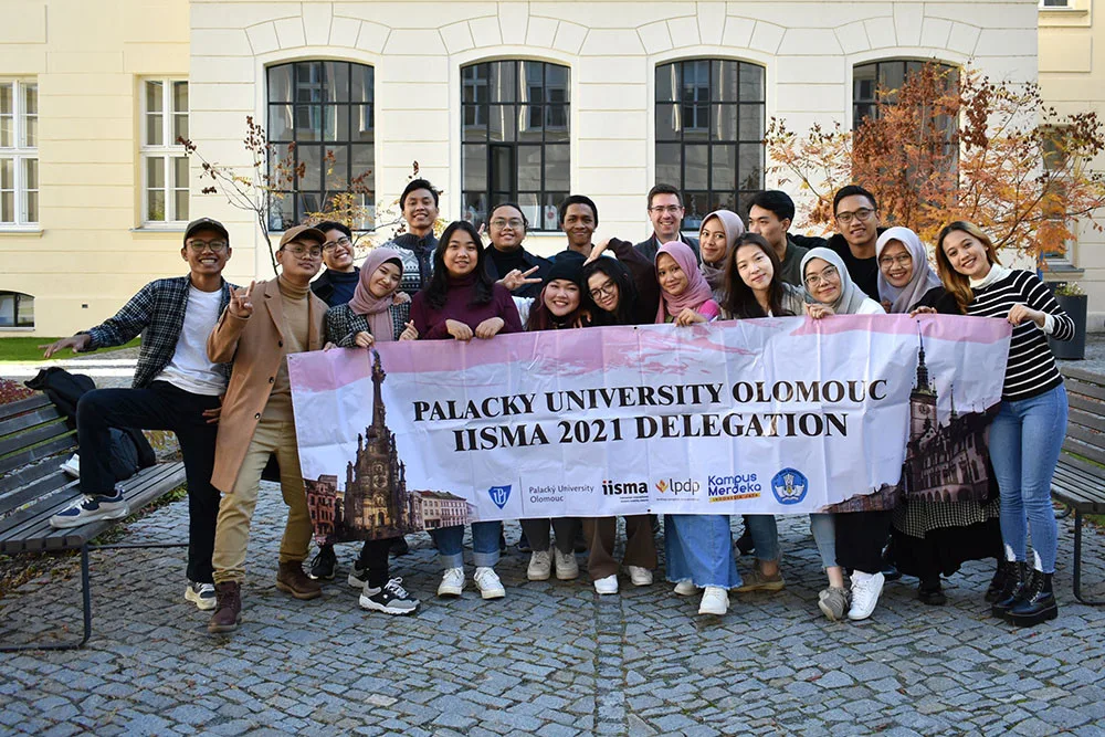 Indonéští studenti na nádvoří Filozofické fakulty Univerzity Palackého