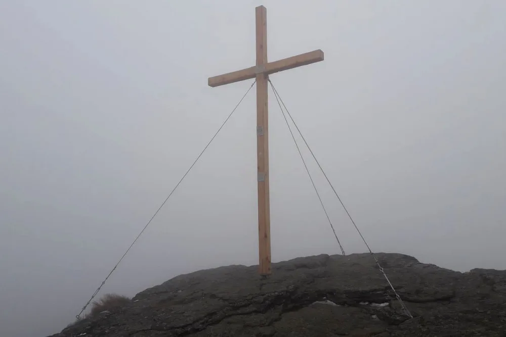 Kříž na vrcholové skále hory Vozka v Jeseníku někdo nainstaloval bez jakéhokoliv povolení
