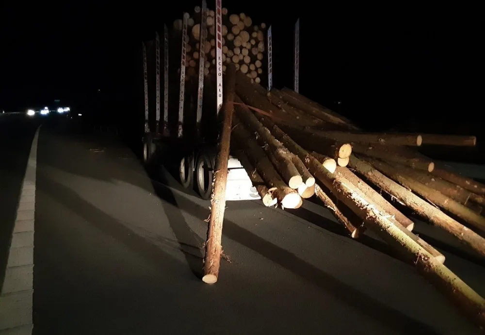 Na D35 u Dolního Újezdu do rozsypaných klád narazily dvě dodávky. Zraněn nebyl nikdo