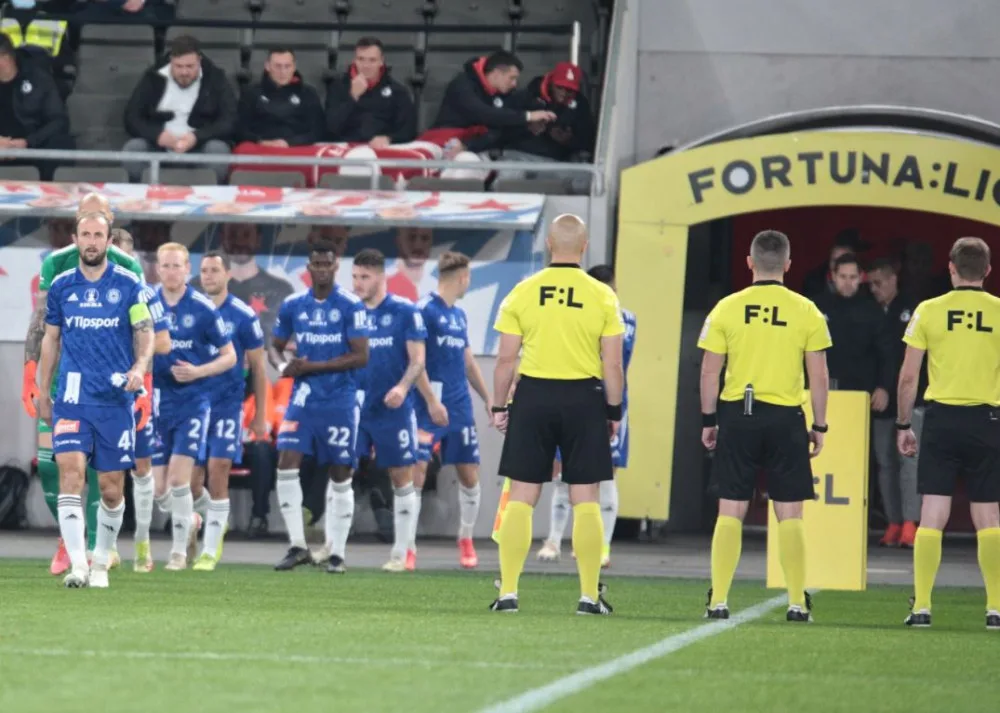 Fanoušci Slavie napadli po zápase klubové auto Olomouce. Jeden člověk skončil v nemocnici